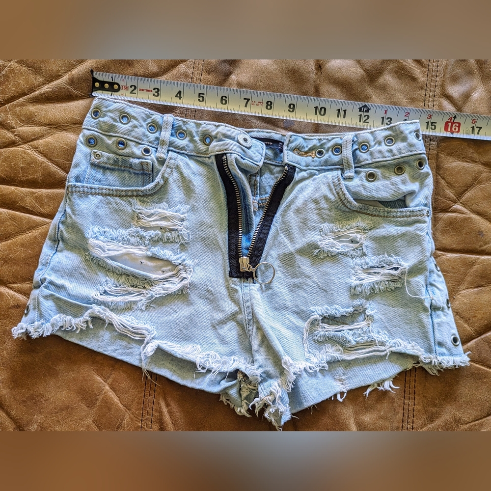 ZARA DISTRESSED CUTOFFS SZ 34"